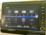 音楽やラジオなど複数の音源が画面に並び、使いたい項目を見つけやすい表示です。選択肢がひと目で分かるため、日常の移動中も気分やシーンに合わせて利用できます。