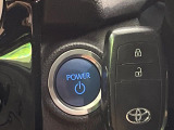 【スマートキー】カバンやポケットに入れたままでもドアの施錠・解錠が可能なスマートキーを装備。エンジンのオン・オフ時もカギを取り出す必要が無いからとっても便利です♪