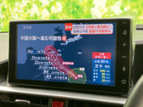 大きな画面に地図や天気情報が表示され、必要な情報をまとめて確認しやすい構成です。画面内の文字や案内が見やすく、目的地への移動や外出前の情報確認など、日常のさまざまな場面で役立ちます。