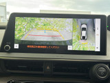 後方映像に加えて車両周囲の表示も確認でき、駐車時の安全確認をサポートします。画面の案内を参考にしながら、周囲を直接確認して操作できます。
