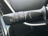 レバー上の表示から機能を確認しやすく、天候に合わせた操作に役立ちます。手元で扱える位置にあり、雨の日のお出かけや視界の確保が気になる場面でも使いやすい装備です。