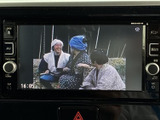 テレビ映像を表示できる画面を備えており、停車中の休憩時間などに番組を視聴できます。画面の映像を確認しながら過ごせるため、お出かけ先での待ち時間にも活用しやすい装備です。