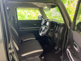 運転席まわりは窓から光が入り、前方や左右の視界を確保しやすい空間です。シートと足元にもゆとりがあり、乗り降りのしやすさも感じられます。