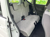 後席には左右に分かれたシートとヘッドレストが備わり、同乗者が並んで座れる空間です。窓から光が入り、足元にもゆとりが感じられるため、移動中もくつろいで過ごせます。