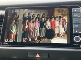 停車中にテレビ番組や映像を楽しめる画面を備えています。休憩時のひとときにも活用でき、画面表示が見やすく、車内で過ごす時間を快適に演出してくれます。