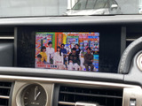 映像を画面に表示でき、停車中のひとときにも車内で楽しみが広がります。横長の見やすい画面で、表示内容を確認しやすいのも魅力。移動の合間や同乗者との時間を彩る装備です。