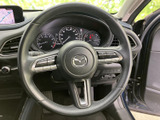 ステアリング上に複数のスイッチを備え、運転姿勢を保ちながら手元で各種操作を行えます。メーターを見ながら必要な機能を扱えるため、日常の運転を便利に支えます。