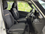 ゆったりとした前席は、運転席と助手席の間にもゆとりが感じられる空間です。前方や左右の窓から視界を確保しやすく、落ち着いた色合いのシートで日常も快適に過ごせます。