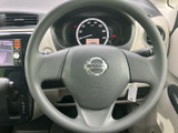 メーターを囲む形でステアリングが配置され、運転席から計器類を見渡しやすいレイアウトです。握る部分も手になじみやすそうで、日々の運転を支える位置にあります。