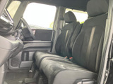前席は左右に並んだシートと広めの窓で、車内に明るさと見通しのよさをもたらします。落ち着いた色合いの内装で、運転する方も助手席の方もくつろげる空間です。