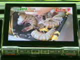 テレビ映像を表示できるモニターを装備。停車中にニュースや番組を視聴でき、待ち時間を過ごす際にも便利です。画面が見やすく、操作ボタンも手の届く位置にあります。