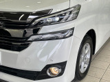 【LEDヘッドライト】悪天候や夜間走行時も良好な視界を確保し安心して運転できる高輝度LEDヘッドライトを装備!点灯速度が早く、消費電力も抑えられています。