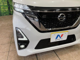 【LEDヘッドライト】悪天候や夜間走行時も良好な視界を確保し安心して運転できる高輝度LEDヘッドライトを装備!点灯速度が早く、消費電力も抑えられています。
