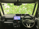 大きなフロントウインドウと広い窓から外の様子を確認しやすく、運転席まわりも見渡しやすい空間です。前席はゆったりとした配置で、毎日の移動も快適に過ごせそうです。