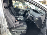 運転席と助手席には体を支える形状のシートを備え、前席で落ち着いて過ごせる空間です。視界を遮りにくいすっきりした運転席まわりで、乗り降りもしやすい室内です。