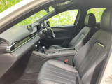 運転席まわりを見渡しやすく、前方の視界も広がるレイアウトです。シートには落ち着いた色合いが採用され、乗り込んだときに心地よく過ごせる空間にまとまっています。