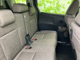 2列目は左右に並ぶ座席とヘッドレストを備え、同乗者がくつろぎやすい空間です。窓から外の様子を眺められ、足元にもゆとりが感じられる配置となっています。