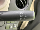 レバーには矢印やライトの表示があり、操作内容を視認しやすい仕様です。運転席から手を伸ばしやすい位置にまとまり、日常の運転を支えてくれます。