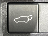 【パワーバックドア】スマートキーや運転席のボタンを押すだけでリアゲートが自動で開閉します!荷物を持っている時や、高い位置にあるバックドアを閉める際に便利な機能です♪