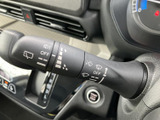 レバーに操作位置を示す表示がまとめられ、運転席から手元で確認しやすい配置です。天候や視界に合わせて操作を選びやすく、雨の日の運転時にも扱いやすさに配慮されています。