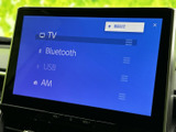 テレビやBluetooth、USB、AMなどの音源が一覧で表示され、使いたい項目を選びやすい画面です。音楽やラジオなど日常の好みに合わせて切り替えられ、車内での時間を快適に過ごせます。