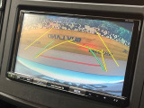 【バックカメラ】駐車時に後方がリアルタイム映像で確認できます。大型商業施設や立体駐車場での駐車時や、夜間のバック時に大活躍!運転スキルに関わらず、今や必須となった装備のひとつです!