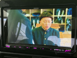 画面にテレビ映像を表示でき、停車中の休憩時間にも番組を楽しめます。見やすい画面で、目的地に着いた後や待ち時間を過ごす際にも活用しやすい装備です。