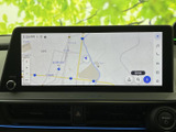道路や周辺施設を画面上で確認でき、目的地までの道順を把握する際に便利です。地図表示に加えて検索や拡大縮小の操作も画面から行え、普段のお出かけをサポートします。