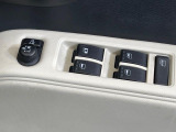 【電動格納ミラー】サイドミラーは電動格納式となっており、狭い駐車場でもキズがつくリスクを抑えられます。