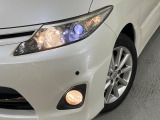 【HIDヘッドライト】非常に明るく前方を照らしてくれるので、悪天候や夜間の走行時も視界良好で安心してお乗りいただけます。