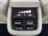 【4ゾーンエアコンディショナー】運転席と助手席および後席左右のシートでそれぞれお好みの温度に設定可能。同乗者にも配慮した、最適な車内空間をお届け致します。