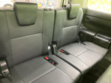 3列目には3人分の座席とヘッドレストが備わり、後席まで乗車できる室内構成です。黒系のシートで統一され、複数人での移動にも対応しやすい空間となっています。