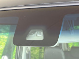 【スマートアシスト】走行中に前方の車両等を認識し、衝突しそうな時は警報とブレーキで衝突回避と被害軽減をアシスト。より安全にドライブをお楽しみいただけます。