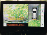 後方の映像に加え、車両周辺を上から見たような表示も確認でき、駐車時の周囲確認をサポートします。画面内のガイド表示を目安にしながら、狭い場所での車庫入れや切り返しにご活用いただけます。