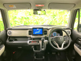 運転席まわりはメーターや中央の画面が見やすい位置にまとまり、前方の視界も広々としています。明るい色を取り入れた内装とすっきりした配置で、毎日の運転にもなじみます。