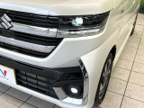 【LEDヘッドライト】悪天候や夜間走行時も良好な視界を確保し安心して運転できる高輝度LEDヘッドライトを装備!点灯速度が早く、消費電力も抑えられています。