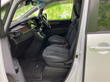 運転席と助手席の間にゆとりがあり、前席から周囲を見渡しやすい室内です。シートは落ち着いた色合いで、足元も広く確保されているため、日々の移動を快適に過ごせる空間です。