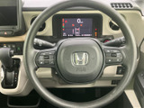 左右のスポークにスイッチが配置され、運転姿勢を保ちながら手元で各種操作を行いやすい構成です。中央のホーン部も含めて視認しやすく、メーター表示を見ながら扱える点も便利です。