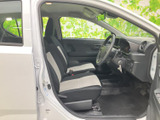 前席はシートに明るい色を取り入れ、室内をすっきりとした印象にまとめています。運転席からの見通しもよく、毎日の乗り降りにも使いやすい空間です。