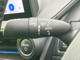 レバー上の表示で機能を確認しやすく、運転席から必要な設定を把握しやすい構成です。天候の変化に備える操作系として、日常の運転をサポートしてくれます。