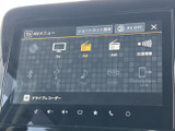 テレビやFM・AM、Bluetoothなどの選択肢が一覧で表示され、使いたい音源を見つけやすい画面です。項目が見渡しやすく、普段の音楽再生や情報確認にも活用いただけます。