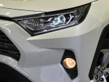 【LEDヘッドライト】悪天候や夜間走行時も良好な視界を確保し安心して運転できる高輝度LEDヘッドライトを装備!点灯速度が早く、消費電力も抑えられています。