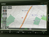 周辺の道路や地名を画面上で確認でき、現在地を把握しながら目的地までの道順を確認できます。表示切替や広域表示も選べ、慣れない場所へのお出かけをサポートします。