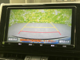 後方の様子を画面で確認でき、駐車時の周囲確認をサポートします。ガイド線も表示されるため、車庫入れや狭い場所での後退時に、距離感をつかむ目安として活用できます。