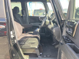 運転席まわりまで見渡しやすい開口部で、乗り降りもスムーズ。ゆとりを感じる座席と足元の空間があり、日々の移動を過ごしやすく支える車内です。