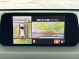 周囲を上から見た表示と後方映像を切り替えて確認でき、駐車時の周辺確認に役立ちます。画面上のガイド表示も目安にできるため、狭い場所での駐車をサポートします。