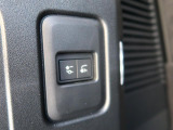 あらゆる路面に対応するテレインレスポンス!ランドローバーの高い技術でオンロードからオフロードまで道を選ばず走行可能。電子制御エアサスペンションはスムーズな車高調整により快適な乗り降りをサポートします。