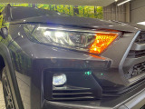【LEDヘッドライト】悪天候や夜間走行時も良好な視界を確保し安心して運転できる高輝度LEDヘッドライトを装備!点灯速度が早く、消費電力も抑えられています。