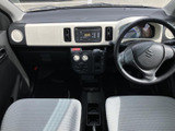 運転席から助手席まで見渡せるすっきりした運転席まわりです。フロントガラスからの視界が広く、メーターや各種スイッチも前方にまとまっており、日々の運転に馴染みやすい配置です。