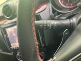 レバー上に各操作の表示がまとめられており、運転席から内容を確認しやすい仕様です。手元で扱えるため、天候の変化に合わせた操作をスムーズに行えます。
